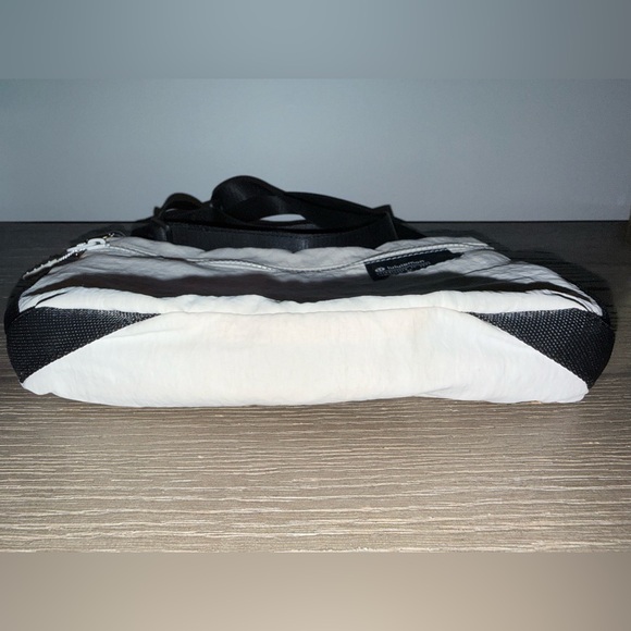Lululemon clean lines crossbody purse - Picture 11 of 16